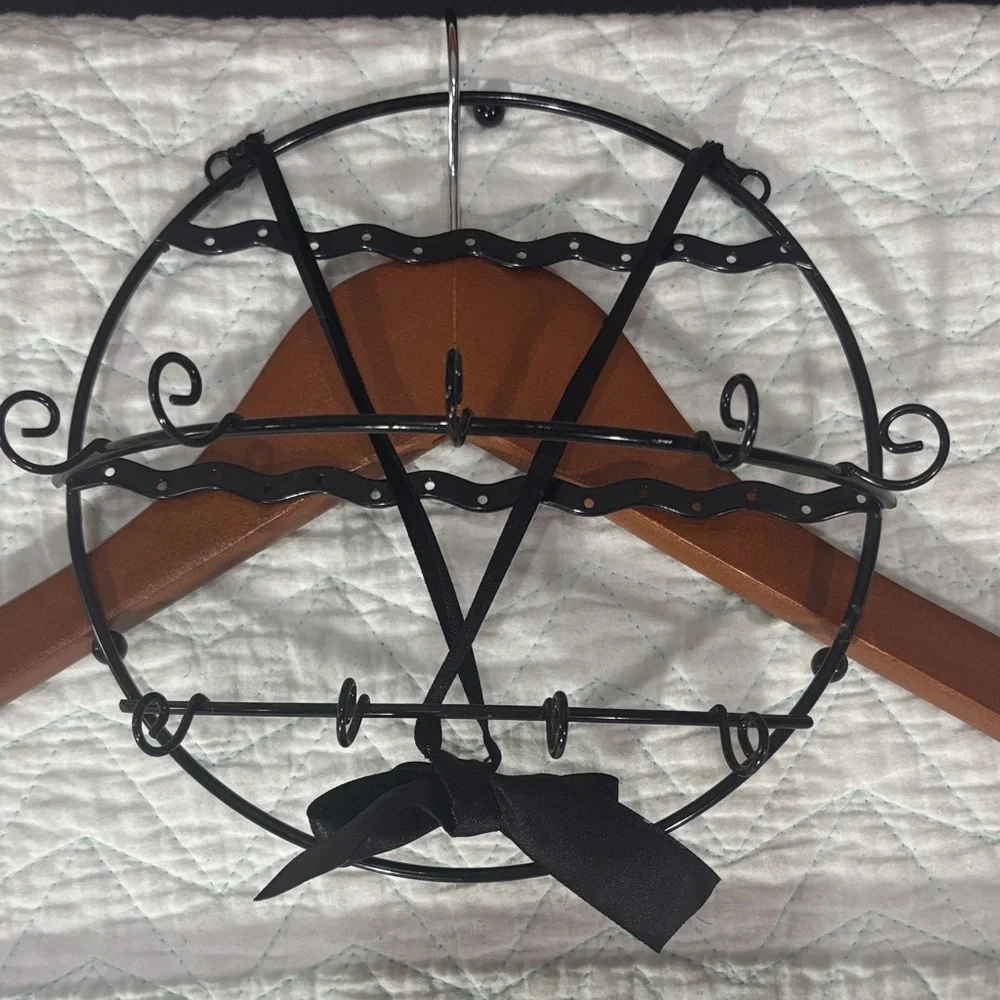Elegant Black Metal Hanging Jewelry Holder Wall Decor with Bow